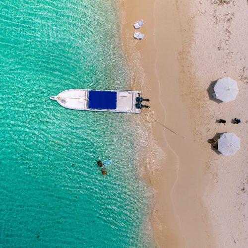 plage de bahia de las aguilas tour vip vue du ciel avec parasols et chaises et bateau rapide