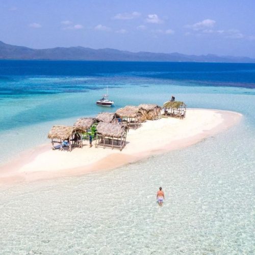 cayo arena, petite ile entourée par la mer turquoise et récif coralien