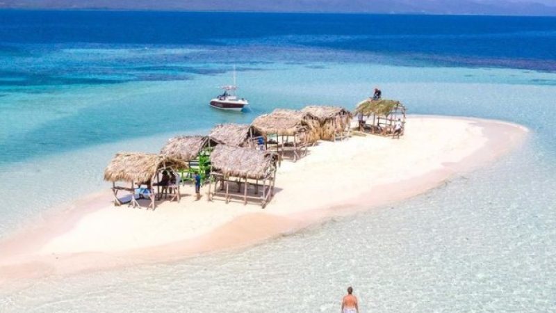 cayo arena, petite ile entourée par la mer turquoise et récif coralien