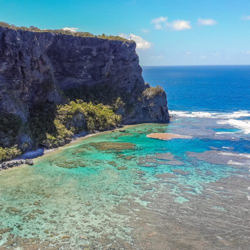 Playa fronton vue du ciel, eau turquoise, falaise gigantesques de fronton, barrière de corails