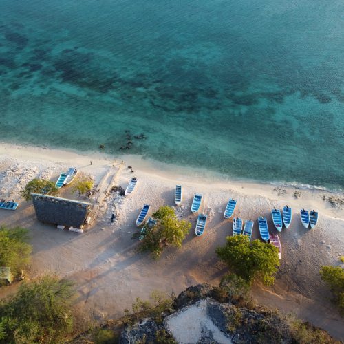 plage des pecheurs bahia de las aguilas, bateaux de pecheurs sur le sable blanc et mer calme des caraibes