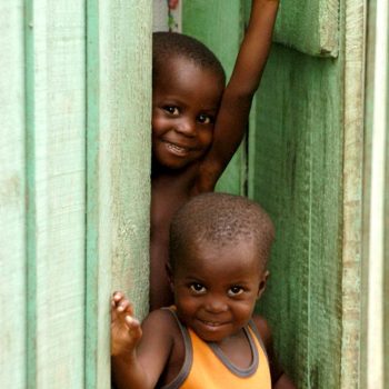 enfants du village de coupeurs de cannes à sucre
