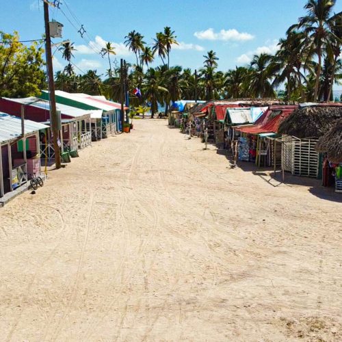 Village de mano juan et ses boutiques typiques de souvenir, chemin de sable