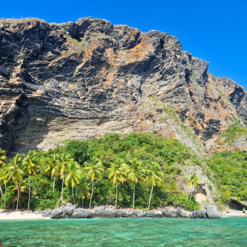 mer cristalline, falaises de fronton et palmiers