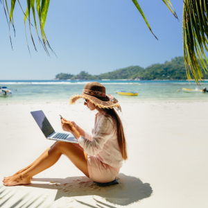 Voyage pour entreprise ou CSE - femme qui travaille a l aplage avec son ordinateur