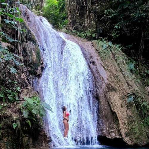 femme sous cascade castano