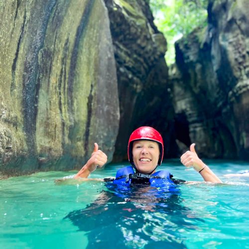 femme souriant dans un point d'eau de damajagua, eau turquoise, rochers